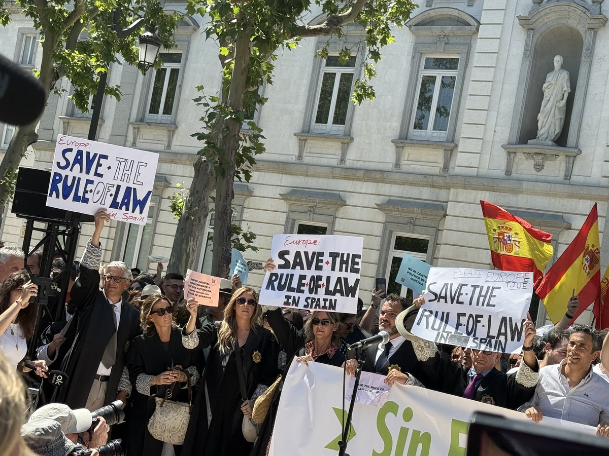 Pancartas en el Tribunal Supremo en la concentración de jueces y fiscales contra las reformas judiciales del Gobierno