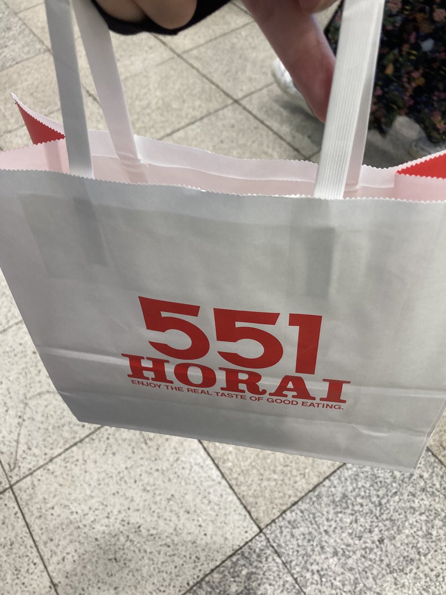 12年ぶりの大阪ー🙌
夢幻ツアーの時にメンバーが食べていた551の豚まんをずっと食べて見たかったのです…
片思いが長かった〜😂
もちろん美味しかったです👍