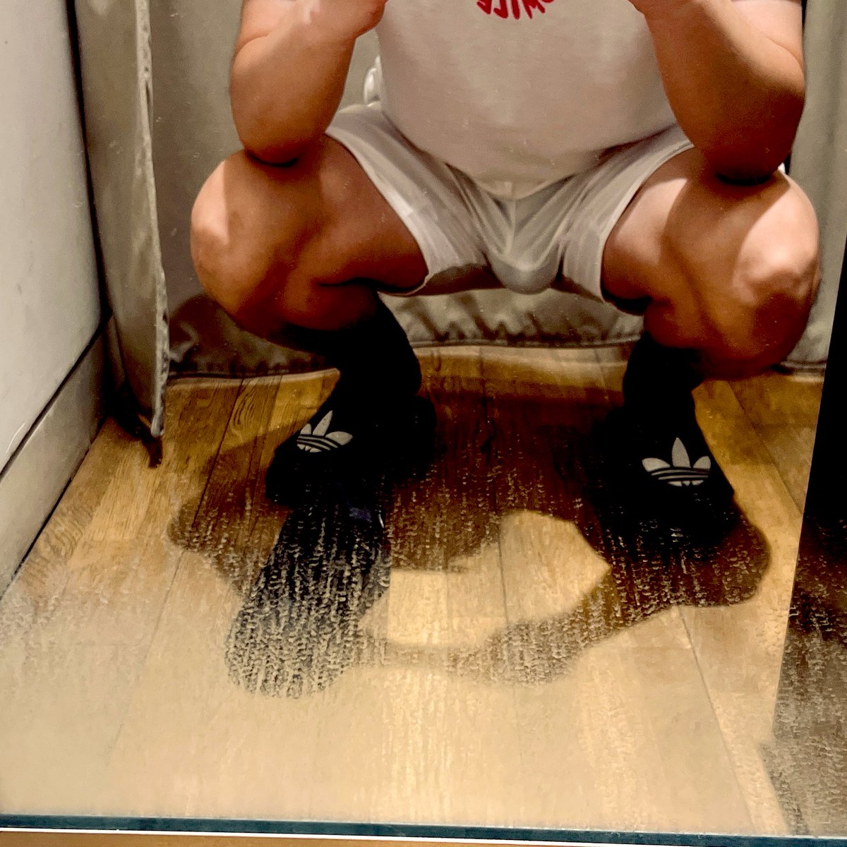 AriesPre's tweet photo. 镜子挺脏🤢 https://t.co/GaMSEZOazC