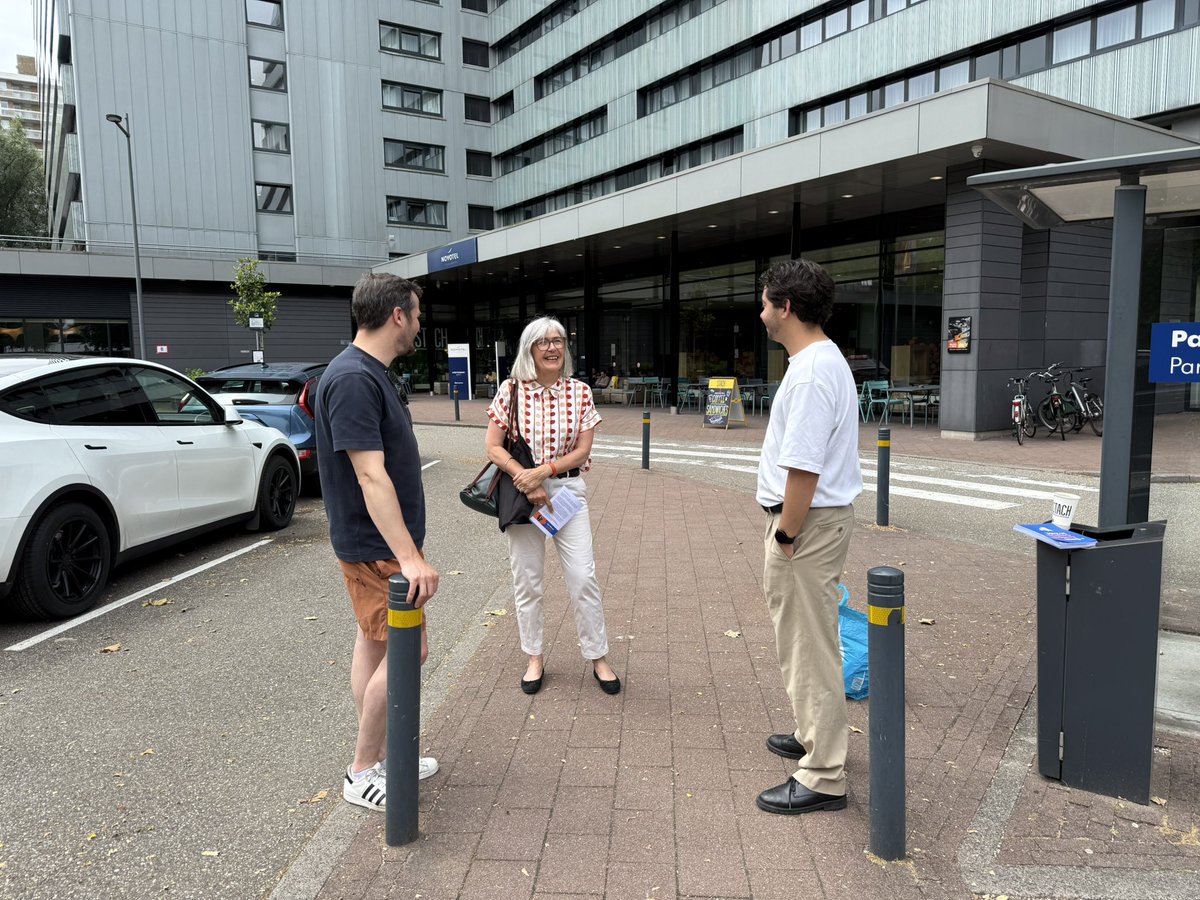 daanwijnants's tweet image. In gesprek met omwonenden over het Erotisch Centrum wat de gemeente in Zuid wil bouwen. De VVD is daar tegen.
Helaas door de beveiliging weggestuurd.