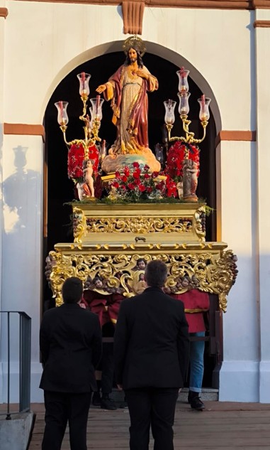 AytoAracena's tweet photo. ���️ Tradicional procesión del Corazón de Jesús ayer por las calles de #Aracena. 🎶🎵

#AracenaEsTradición https://t.co/Ny7fLIE8zG