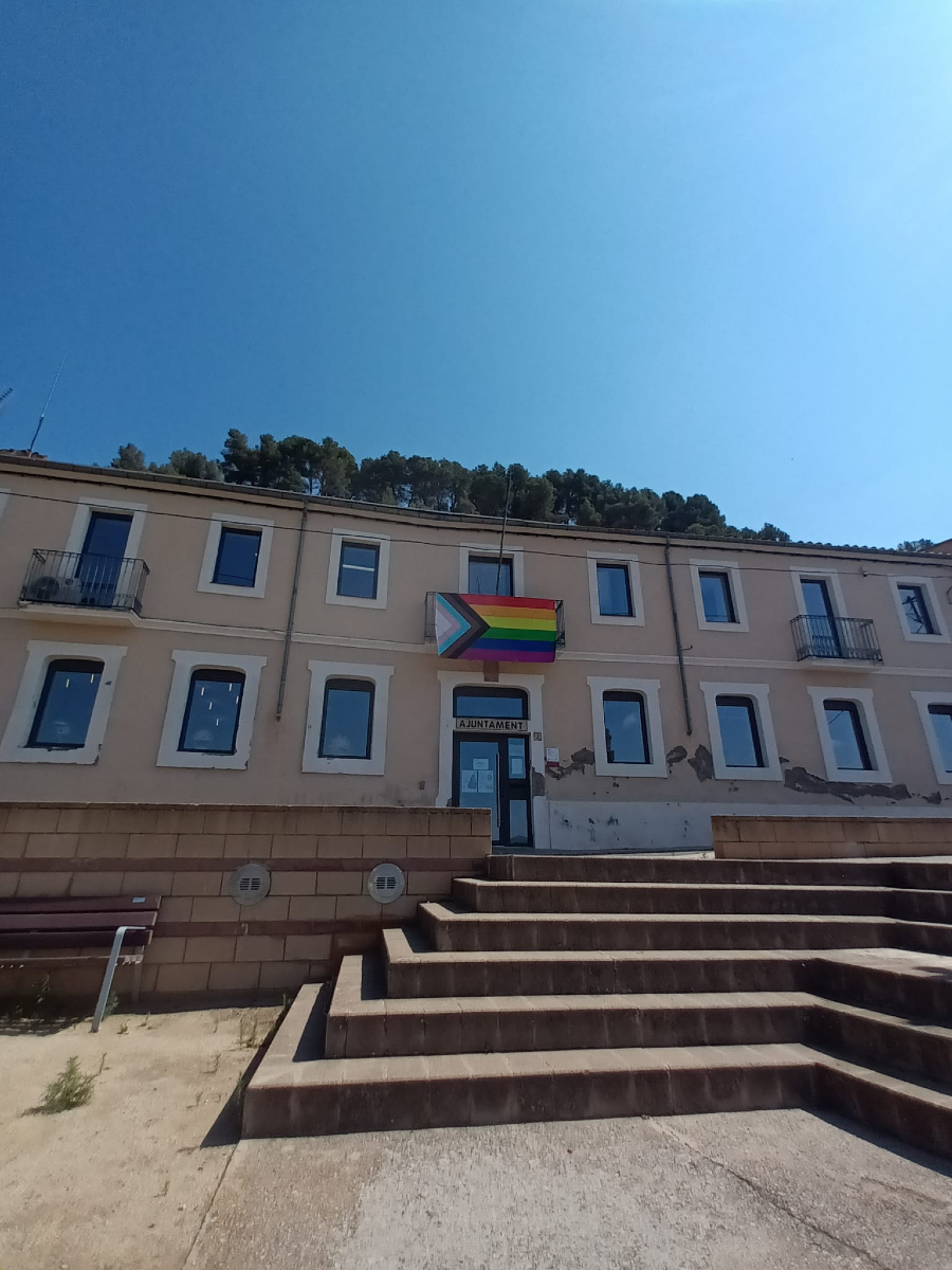 🌈Avui, 28 de juny se celebra el dia de l'orgull LGTBI+, i a l'ajuntament hem desplegat al balcó la bandera irisada per commemorar i donar visibilitat a aquest dia.
Ens comprometem a continuar treballant per una societat més justa, diversa i respectuosa amb tothom 🌈💜