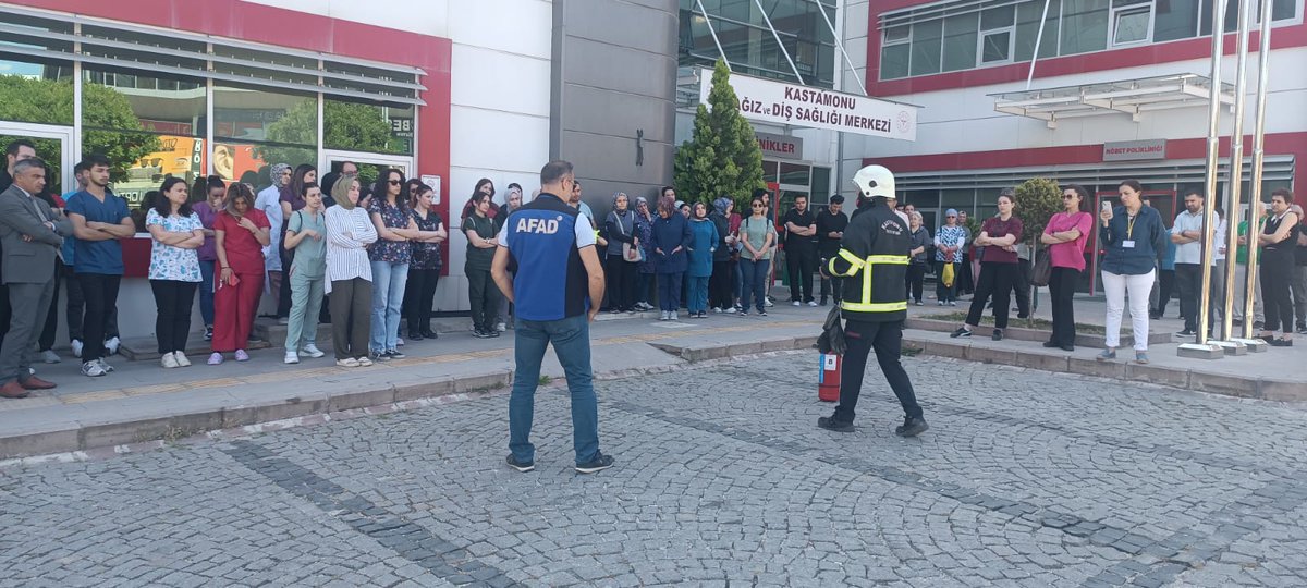 Kastamonu Ağız ve Diş Sağlığı Merkezi çalışanlarına yönelik tahliye ve yangın söndürme tatbikatı yapıldı

<a href="/AFADBaskanlik/">AFAD</a> 
<a href="/kastamonuvalilk/">Kastamonu Valiliği</a>
