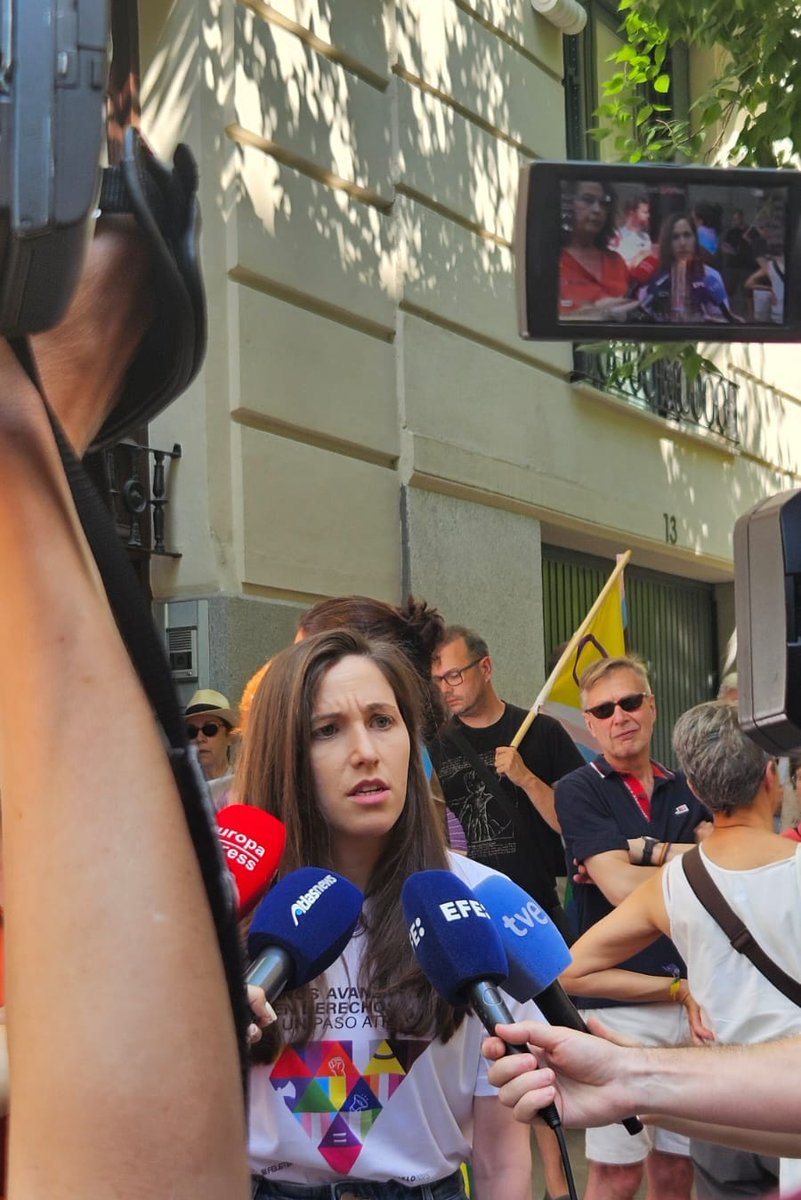 ❗We are here: Más democracia. Más Orgullo. Más Europa.

Hoy nos hemos concentrado en la Embajada de Hungría para alzar la voz ante la situación del colectivo LGTBI+ en Hungría.

👇🏾