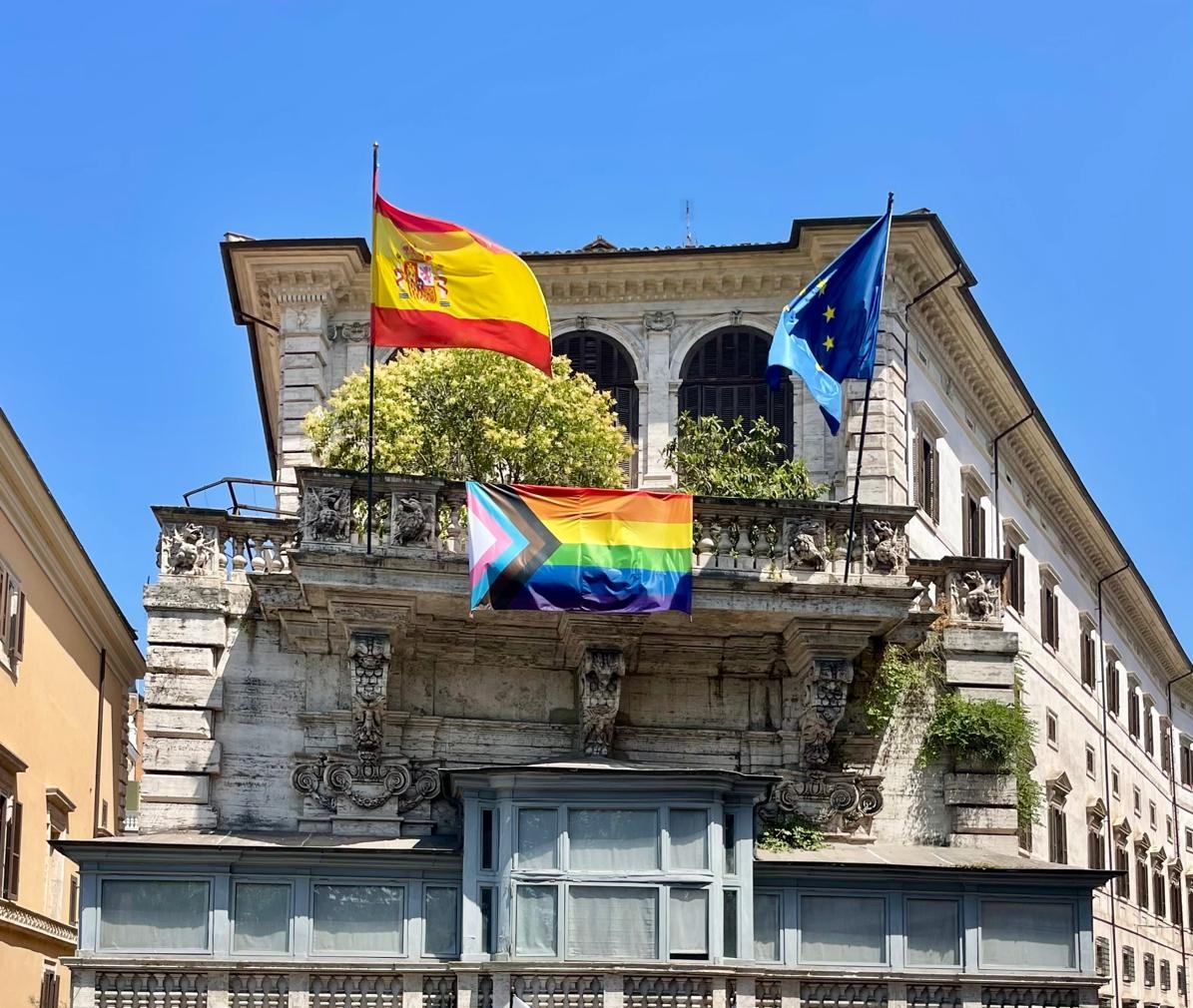 🏳️‍🌈 La Spagna celebra l’#OrgoglioLGBT e i 20 anni del matrimonio egualitario.
Dalla nostra Ambasciata a Roma rinnoviamo l’impegno per la libertà, l’uguaglianza e la dignità di tutte le persone

#SíSeguimosQueriendo #20AñosDeIgualdad