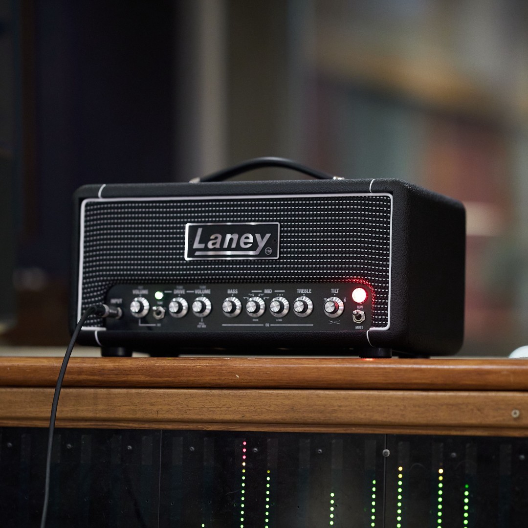 The DB500H features a XLR-DI out, allowing you to connect your amplifier to a PA system or recording interface, without the need for mic-ing. A ground lift switch allows you to reduce or remove any unwanted hum due to earth loops. #Laney #LaneyAmps #Digbeth