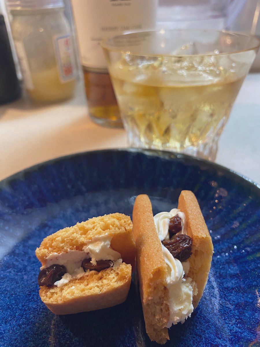 週末NightモグモグTime😋🍀✨
ラムレーズンバターサンド＆🥃✨
頑張った日は甘いの最高です🍀✨
明日何するか⁈コロコロ考えー🌟
フレンド各位には
ゆっくり涼しい🎐ﾁﾘﾝ夜を😉🍀✨