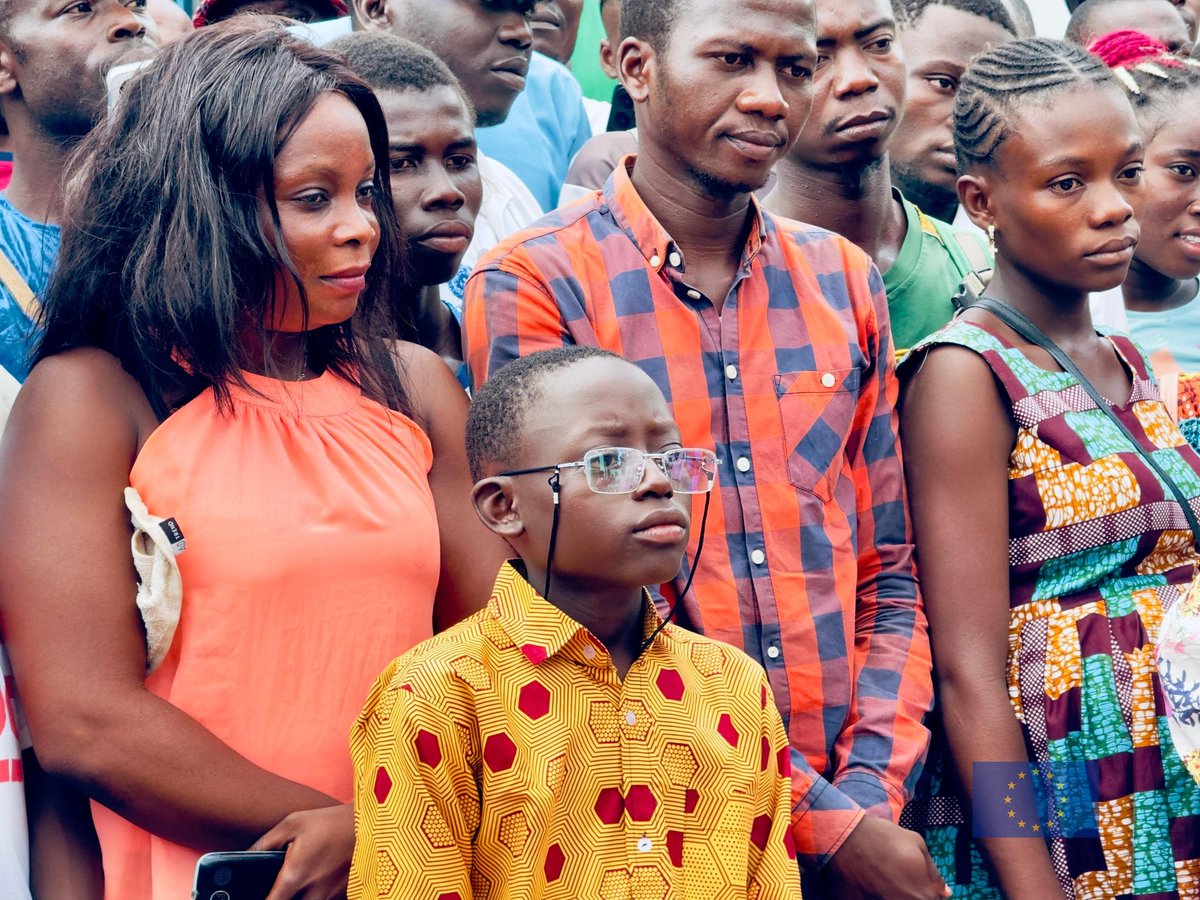 Union européenne en République Centrafricaine (@ue_centrafrique) on Twitter photo 🎙️ Dans le cadre de la campagne #ÉtatCivil soutenue par l’Union européenne 🇪🇺, 124 gagnants du jeu-concours Mandako organisé avec la <a href="/RadioNdekeLuka/">Radio Ndeke Luka</a> ont reçu hier leurs lots. Remise officielle en présence du Chargé d'affaires de la délégation de l'UE en RCA, M.Serge PANAGET. 🎙️ Dans le cadre de la campagne #ÉtatCivil soutenue par l’Union européenne 🇪🇺, 124 gagnants du jeu-concours Mandako organisé avec la <a href="/RadioNdekeLuka/">Radio Ndeke Luka</a> ont reçu hier leurs lots. Remise officielle en présence du Chargé d'affaires de la délégation de l'UE en RCA, M.Serge PANAGET.