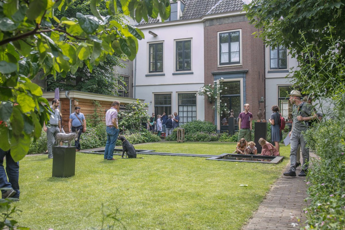 Tijdens de Open Tuinendag valt er naast al het mooie groen ook kunst te bewonderen. Meer informatie over alle exposities vind je hier: opentuinendagutrecht.nl/activiteiten-2…