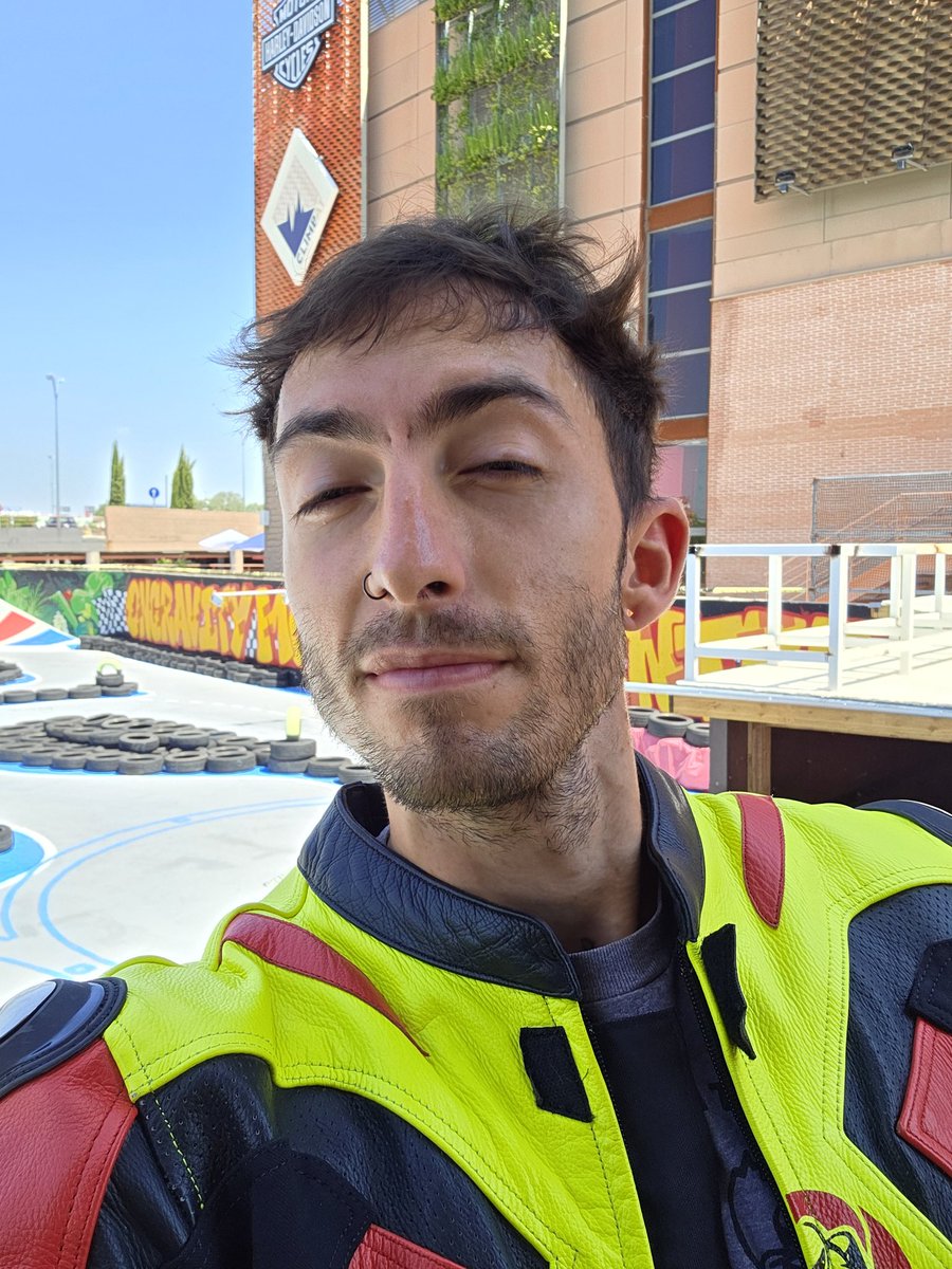 Hemos venido a hacer Pitbikes en directo 

Twitch.tv/kidi