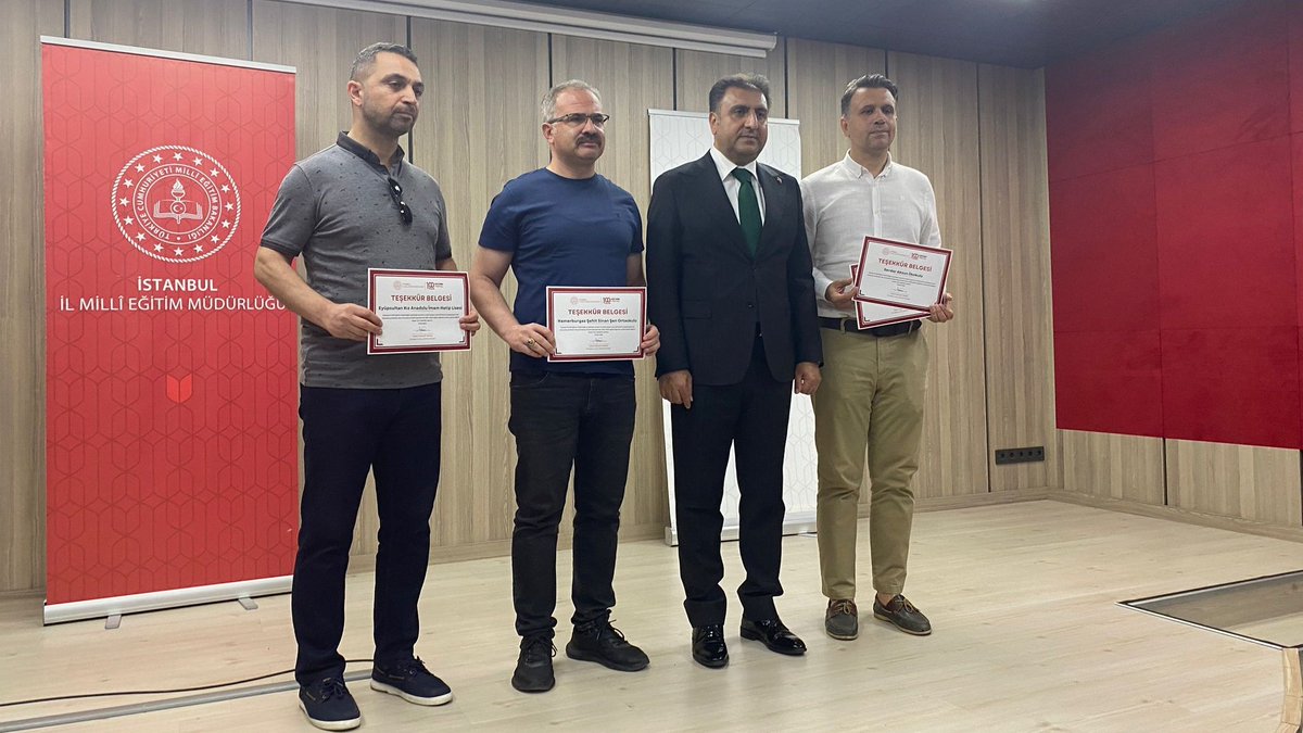 İl Millî Eğitim Müdürlüğümüzce yürütülen "Okul Portfolyo Projesi" kapsamında yıl boyunca yürütülen çalışmaların değerlendirildiği "Sene Sonu Toplantısı" Millî Eğitim Müdürümüz Murat Mücahit Yentür'ün başkanlığında, eğitim yöneticilerimizin katılımıyla İstanbul Salonu’nda