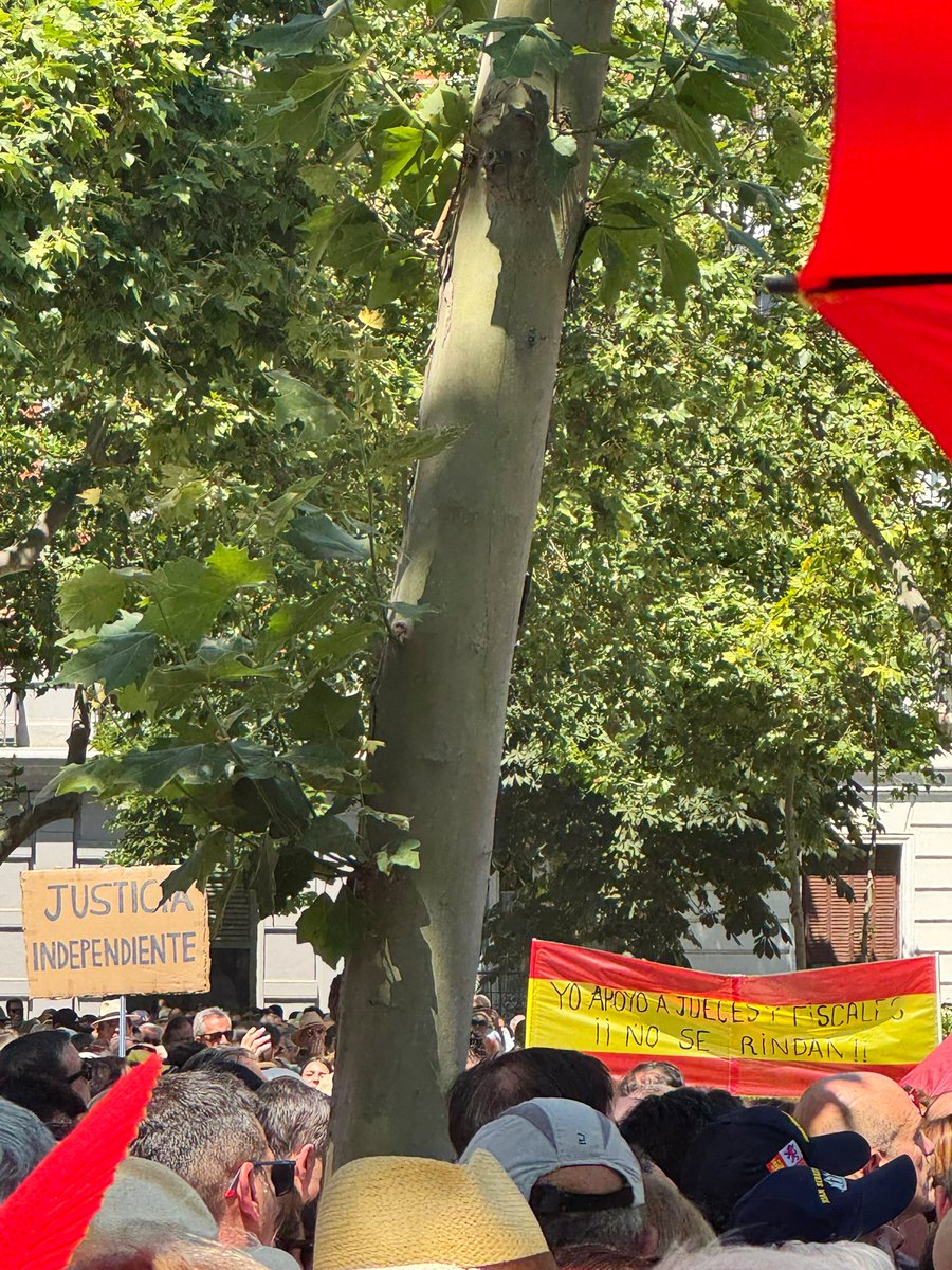 Por la independencia judicial. 
Por la separación de poderes. 
Por la democracia.
🇪🇸⚖️
#Justiciaenhuelga