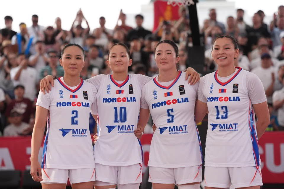 Сагсчид маань саак ялж бна.Бахархмаар.Яагаад ялаад бна гээч?!Талбай дээр чинхүү“мэргэшин”шигшэгдсэн нь л тоглоод байгаад учир нь бгаа юм!Сагсыг тоглодог мэт гоё донгоддогууд нь бол бүр биш!Энэ томъёог сонгууль,томилгоонд шилжүүлээд тооцвол манай э/з-ийн гацааны гогцоо тайлагдна.