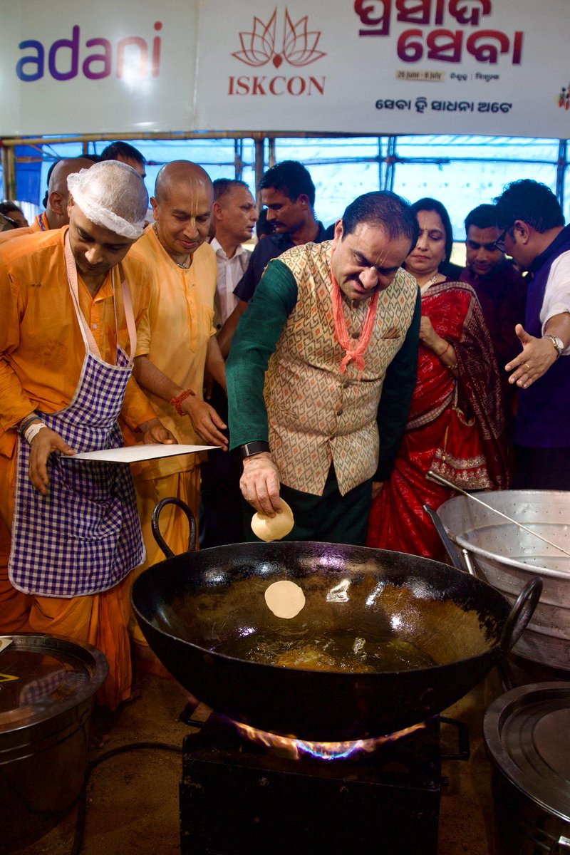 AdaniParivar's tweet photo. गौतम अदाणी ने रथयात्रा में सपरिवार की प्रसाद सेवा रोज़ लाखों भक्तों को खिला रहे खाना। 

#SevahiSaadhnaHai https://t.co/gaR7HDkjT6