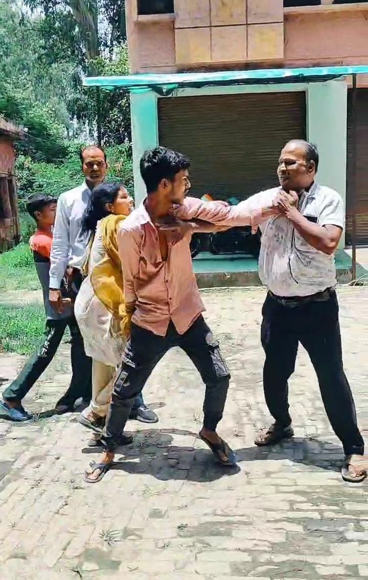 पीलीभीत : टीबी अस्पताल के डॉक्टर राकेश चंद्र के साथ मारपीट। मरीजों का बलगम लेकर लौट रहे थे डॉक्टर। अस्पताल पहुंचते ही पीछा कर रहे आरोपियों ने किया हमला। अस्पताल स्टाफ ने बचाई जान। डॉक्टर ने पुलिस से की शिकायत। पुलिस बोली- जांच कर होगी सख्त कार्रवाई
<a href="/pilibhitpolice/">Pilibhit Police</a>