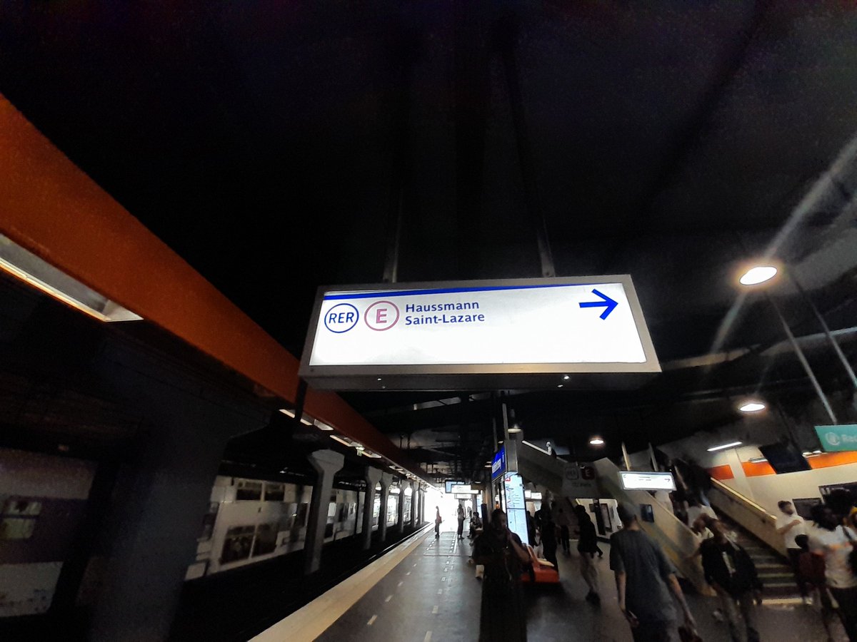Rvbe12's tweet photo. Bonjour @RER_A @IDFmobilites , pensez vous que ce panneau de correspondance sera mis à jour au Val de Fontenay ?@RERE_SNCF a été prolongé à Nanterre depuis plusieurs mois😅 https://t.co/W0fE8xaYEH