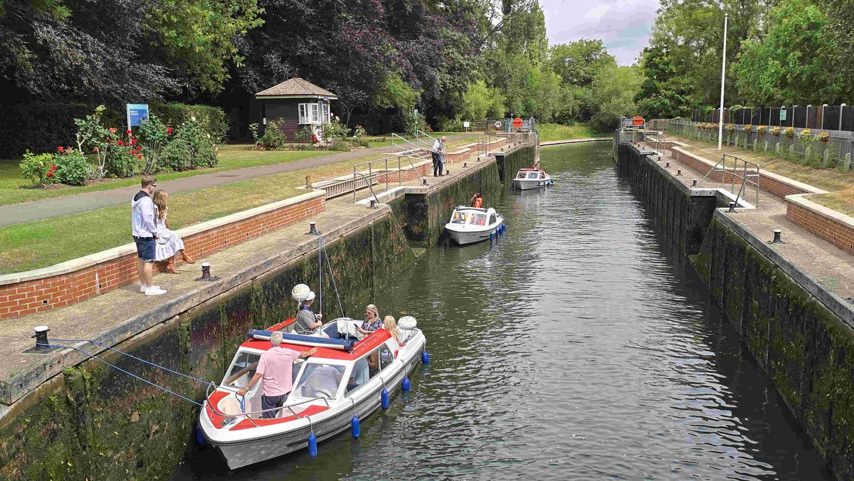 Traffic at my lock  #Thames #boating #Windsor <a href="/kriscruisers/">Kris Cruisers</a>