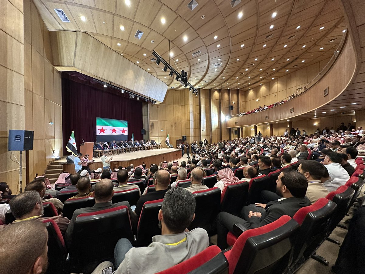 بدء الجلسة الحوارية لتشكيل مجلس الشعب السوري في مدينة *#حماة*، بحضور اللجنة العليا للانتخابات، ومحافظ حماة، إلى جانب عدد واسع من وجهاء وأعيان ومثقفي المحافظة وأريافها.  
اللقاء يهدف إلى تعزيز المشاركة الشعبية وتمثيل حقيقي يعكس صوت الناس وتطلعاتهم في المرحلة القادمة. 

#سوريا