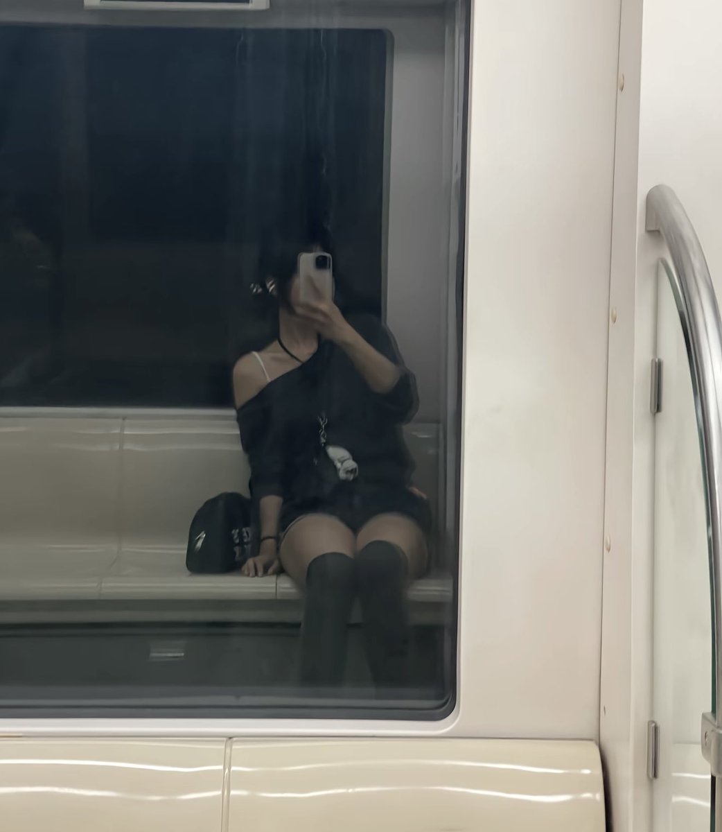 某个地铁终点站，某个戴着跳蛋的小女孩👧🏻👧🏻👧🏻 https://t.co/vArSYeFi5y