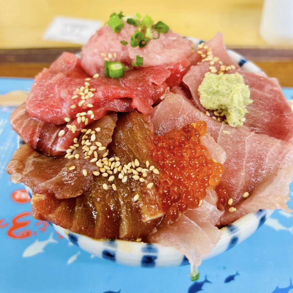 釣ったどー！🎣🦈
こんなの釣ってみたいですね😁

北条小学校4年生時は釣りクラブでしたー✌️､､､自転車で学校に行けたから😅ww

母に車で夜の漁港⚓️に連れて行ってもらった記憶😭

漁港の駅 「TOTOCO小田原」ランチ🍣😋