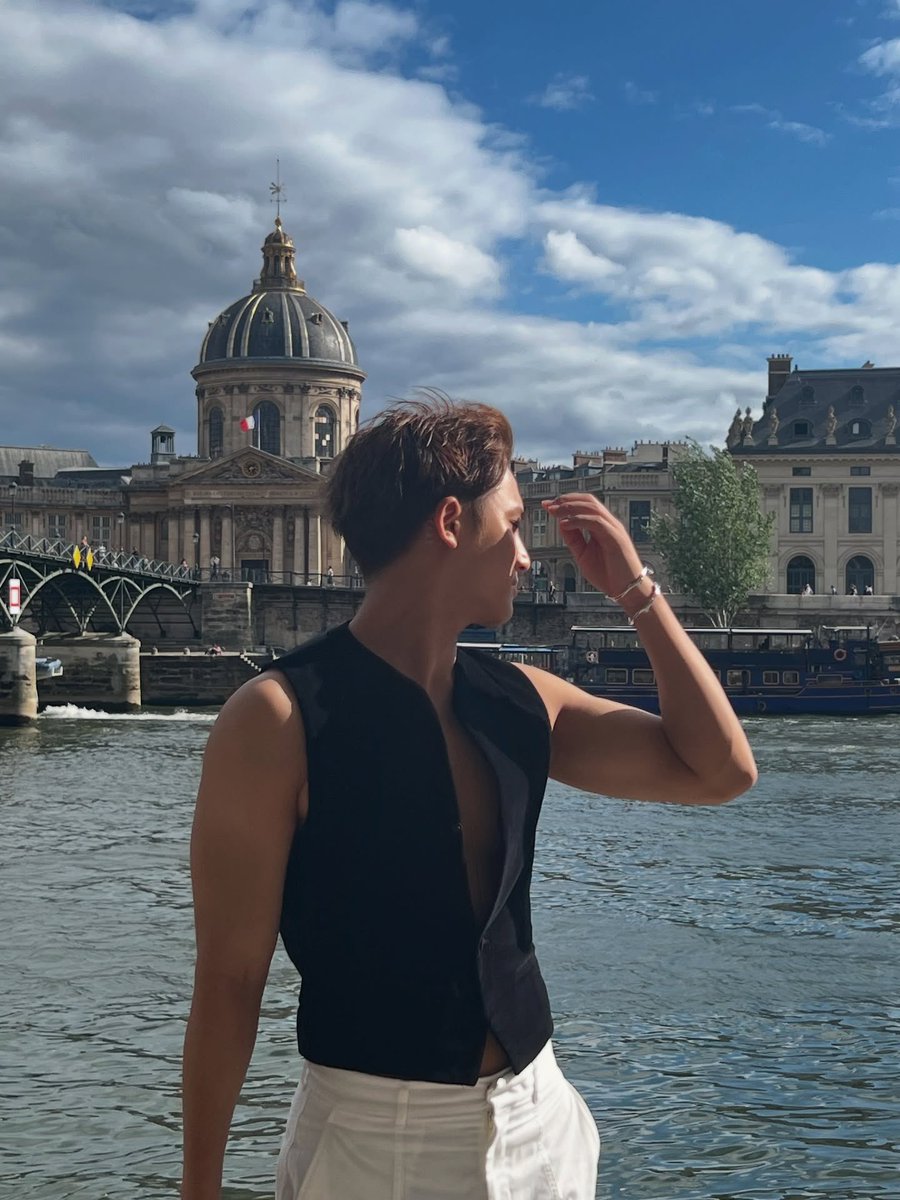 É a musa do verão
Calor no coração
O fogo do teu beijo traz alucinação
Musa do verão
Ardente tentação
40 graus de sonho, de desejo e paixão
Musa do verão
Minha musa do verão