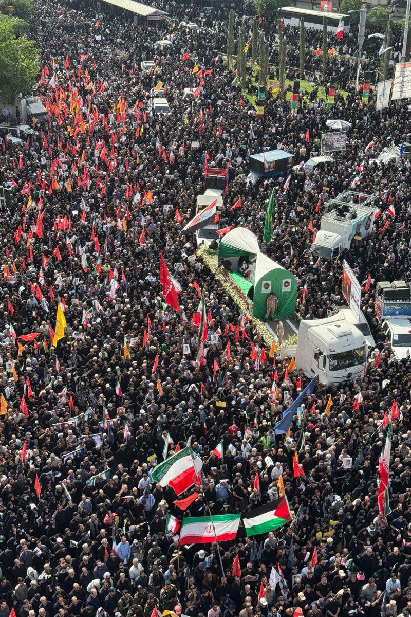 sarbazfa's tweet image. شانه‌به‌شانه، نسل‌ها کنار هم ایستاده بودند. تشییع شهدا، تجدید عهد ملی بود؛ عهدی با خون و آینده.
ایستادن پای آرمانهای انقلاب 
#مردم_حسینی
#بدرقه_90میلیونی