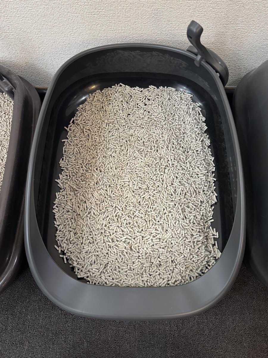 jirosan77's tweet image. 「エリエールPet キミおもい」さんからパワフル消臭・抗菌システムトイレ用ネコ砂・シートをいただいたので、使ってみました。
実際に使ってみると、おしっこ臭やウンチ臭が気にならなくて、消臭効果が長持ちしたのでオススメです。
同シリーズのシステムトイレ用シートも発売されているそうです。…