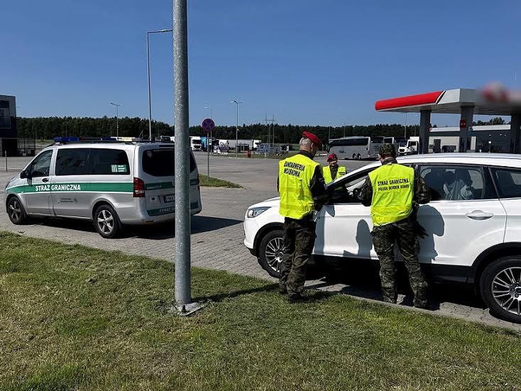 Straż Graniczna (@straz_graniczna) on Twitter photo Funkcjonariusze #NadodrzańskiOddziałSG są stale obecni na 🇵🇱🇩🇪pograniczu. Od 2️⃣ tygodni w działaniach związanych z zapewnieniem bezpieczeństwa i porządku publicznego z funkcjonariuszami Straży Granicznej współpracują żołnierze <a href="/Zandarmeria/">Żandarmeria Wojskowa</a> Funkcjonariusze #NadodrzańskiOddziałSG są stale obecni na 🇵🇱🇩🇪pograniczu. Od 2️⃣ tygodni w działaniach związanych z zapewnieniem bezpieczeństwa i porządku publicznego z funkcjonariuszami Straży Granicznej współpracują żołnierze <a href="/Zandarmeria/">Żandarmeria Wojskowa</a>