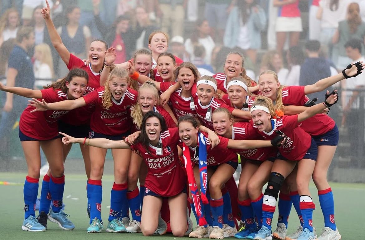 Ons aller MO16-1 is Landskampioen! In Rotterdam werd KZ MB1 met 2-1 verslagen. Wij feliciteren speelsters, staf, ouders en overige supporters met deze prachtige titel. #Trots #Mooistel #Jeugdheeftdetoekomst #Kampioenen