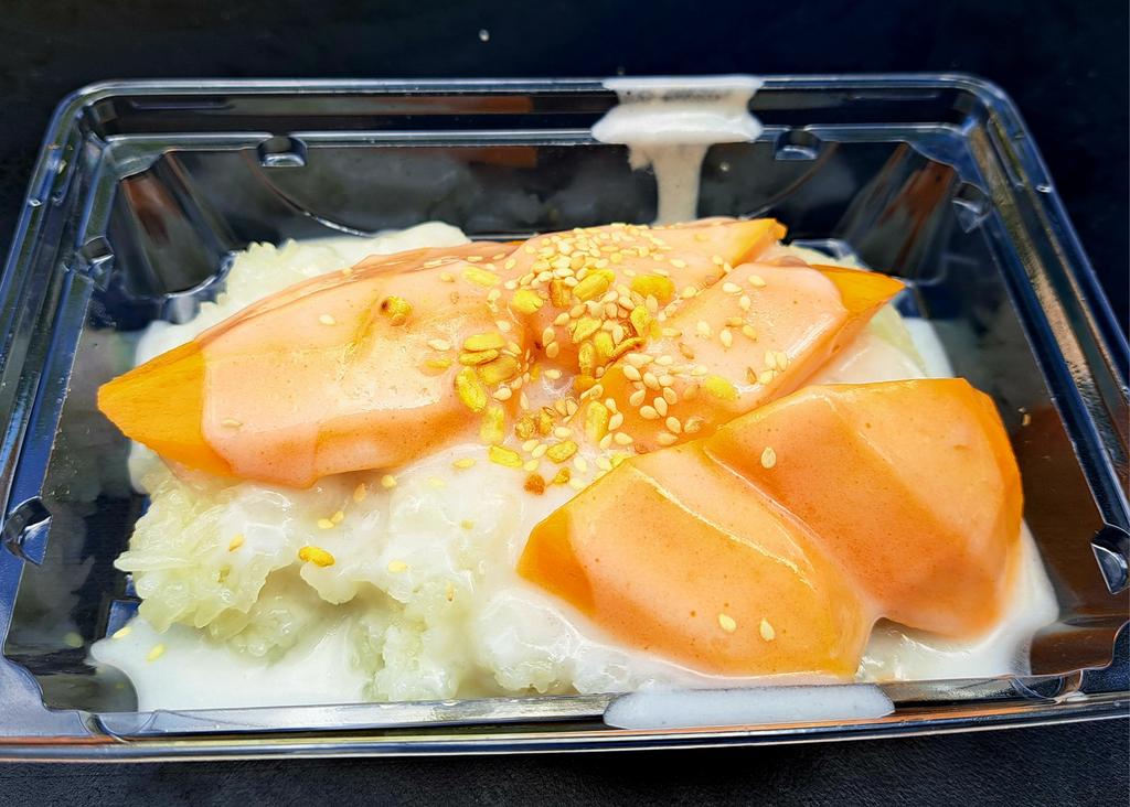 Heute beim Schoettle-Platz-Fest in Stuttgart konnte ich nicht widerstehen.

Thailändischer Klebreis mit Mango
Khao Niaow Ma Muang

Eine herrliche Kombination aus süß, fruchtig und salzig.

Yummy 😋