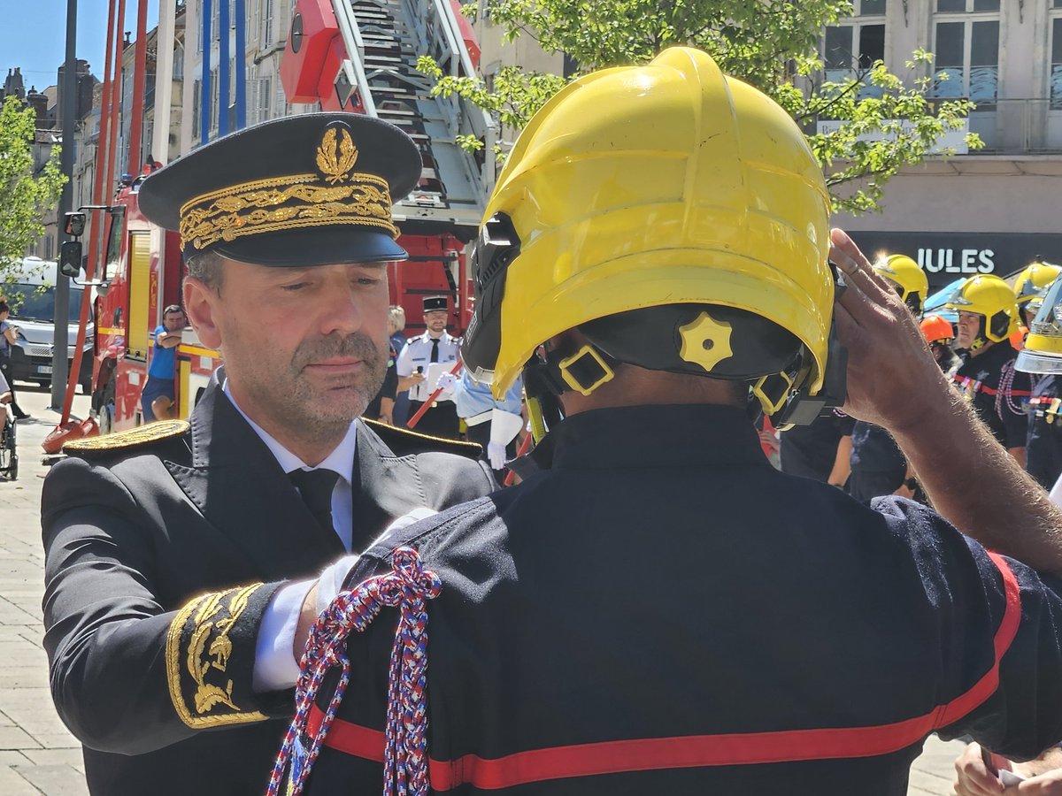 Prefet39's tweet photo. 👨‍🚒 Journée nationale des sapeurs-pompiers | Jura

En ce jour d’hommage national, le préfet du Jura a tenu à saluer l’engagement sans faille des sapeurs-pompiers au côtés de Gérôme Fassenet, président du Conseil d'administration du service départemental d'incendie et de secours du Jura et le Colonel Philippe Olivier, directeur du SDIS du Jura. 

➡️ Dépôt de gerbe en préfecture en mémoire de celles et ceux tombés en mission.

➡️ Présence avec les élus à la cérémonie organisée à Lons le Saunier par le SDIS39.

➡️ Remise de décorations et de galons à des sapeurs-pompiers méritants, pour honorer leurs parcours et leurs actes.

Chaque intervention est un acte de courage.
Chaque geste, un engagement pour les autres.

🔥 Merci à nos sapeurs-pompiers, professionnels et volontaires, pour leur disponibilité, leur bravoure et leur sens du devoir.