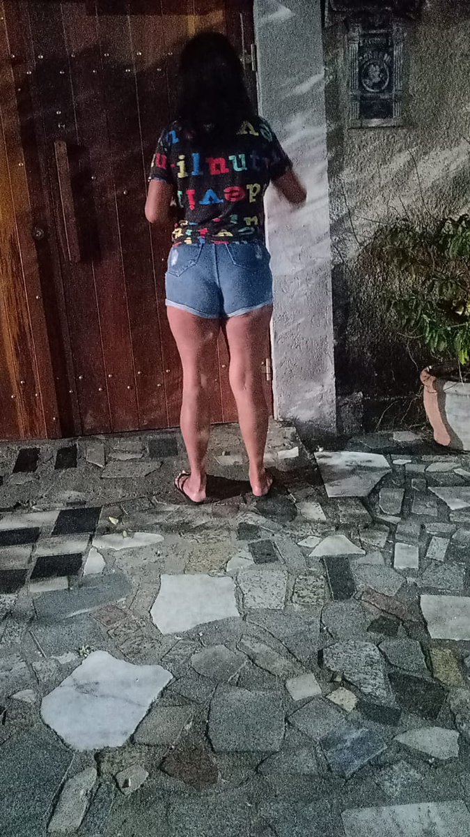 Bom dia.
Chegamos agora pouco na casa de um amigo que trabalha  comigo,ele me confessou  que acha minha esposa linda e ela por sua vez o achou interessante.
Resolvi fazer acontecer este esperado encontro.
No início ficou acanhado,mas aos pouco se soltou.
privacy.com.br/@Ksal_sapeka