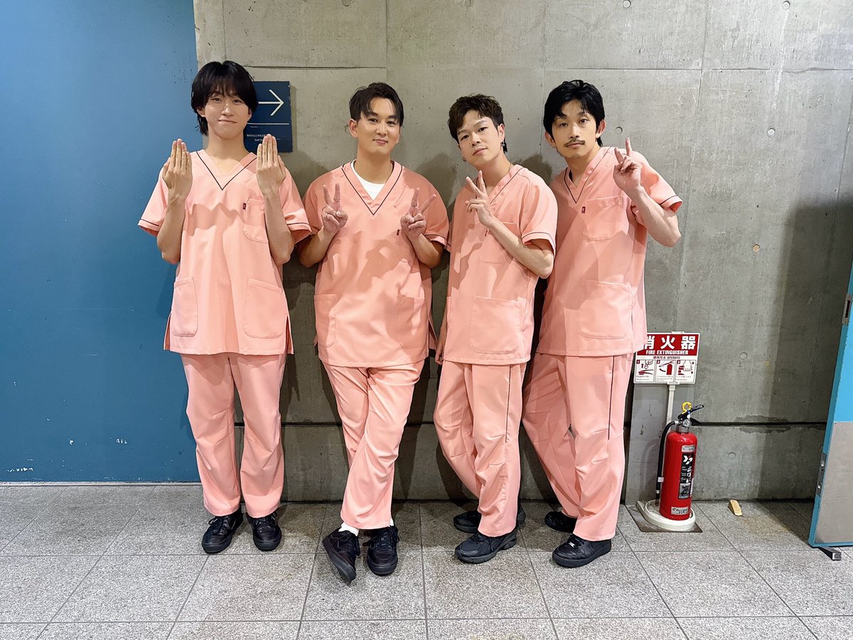 ダンサー陣の衣装解禁👍🏻

ファイナルはフミヤとケイタも参加してパワーアップバージョンでお送りしました🔥

このリハ期間もずっと笑ってて身体は連日の仕事で疲れてても頑張るー！ってなれる期間でした❤️‍🔥

かずまときーたんもありがとう🌈
みんな大好きです🫶🏻

#となりの診療所
#うしさせダンサーズ
