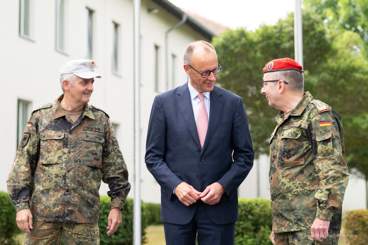 Die Soldatinnen und Soldaten der Bundeswehr leisten Entscheidendes für unser Leben in Frieden, Freiheit und Wohlstand. Danke für Ihren Dienst, für Ihre Loyalität und Einsatz zum Schutz unserer freiheitlichen demokratischen Ordnung - heute am Tag der Bundeswehr und jeden Tag.
