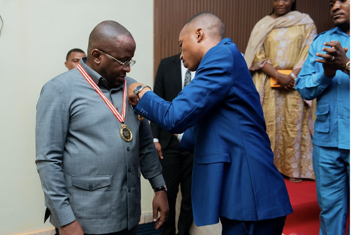 SHABANI Lukoo J. (@shabani_lukoo) on Twitter photo 🎖 Réconciliation historique Mbole–Lengola : un honneur qui m’engage davantage !
À l’issue de la Cérémonie des Rituels Coutumiers de réconciliation entre les communautés Mbole et Lengola, j’ai eu l’immense honneur d’avoir reçu le Titre : « Ambassadeur de la Paix » désigné par 🎖 Réconciliation historique Mbole–Lengola : un honneur qui m’engage davantage !
À l’issue de la Cérémonie des Rituels Coutumiers de réconciliation entre les communautés Mbole et Lengola, j’ai eu l’immense honneur d’avoir reçu le Titre : « Ambassadeur de la Paix » désigné par