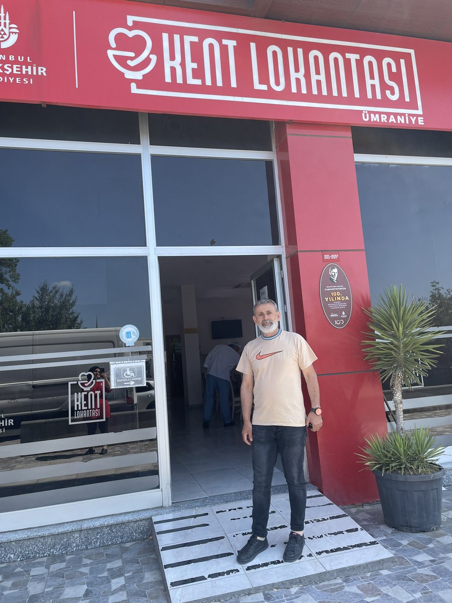 İstanbul Büyükşehir Belediyesi canla başla çalışmalarına devam ediyor.Bu gün Ümraniye Kent Lokantasını ziyaret ettim çalışan personel yaptığı işin farkında burada yemek için gelip sıraya giren  Ümraniyeliler memnun.Duaları Sn.#Ekremİmamoğlu'na
İmamoğlu her yerde.
#ibb 
#Chp