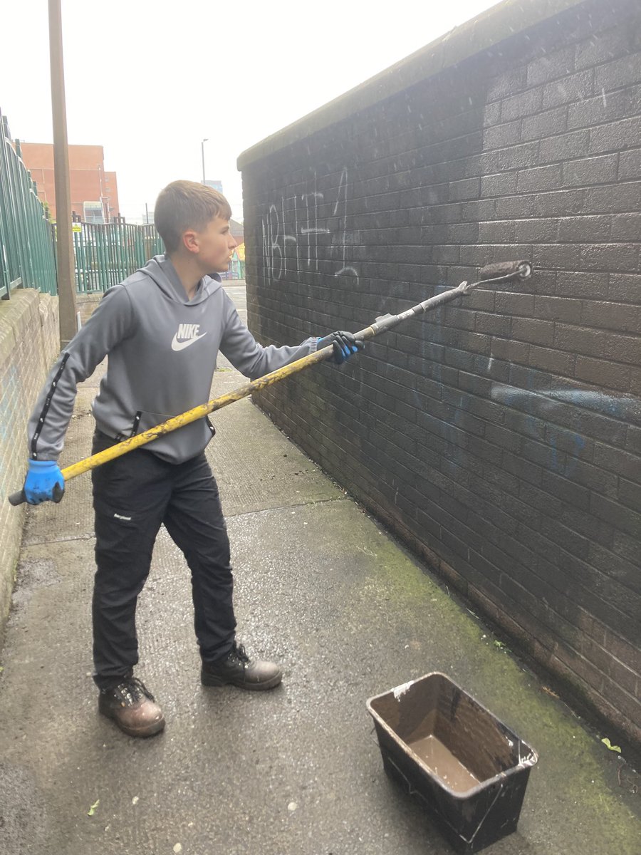 artilleryyc's tweet image. Saturday morning with a little bit of weeding, cutting back bushes and painting out graffiti to spruce up the flats at the bottom the seven hills. The lads really took to the painting…