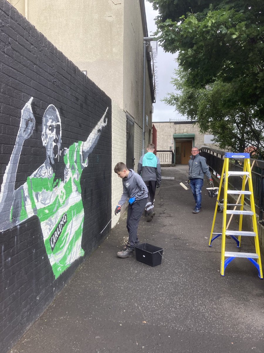 artilleryyc's tweet image. Saturday morning with a little bit of weeding, cutting back bushes and painting out graffiti to spruce up the flats at the bottom the seven hills. The lads really took to the painting…