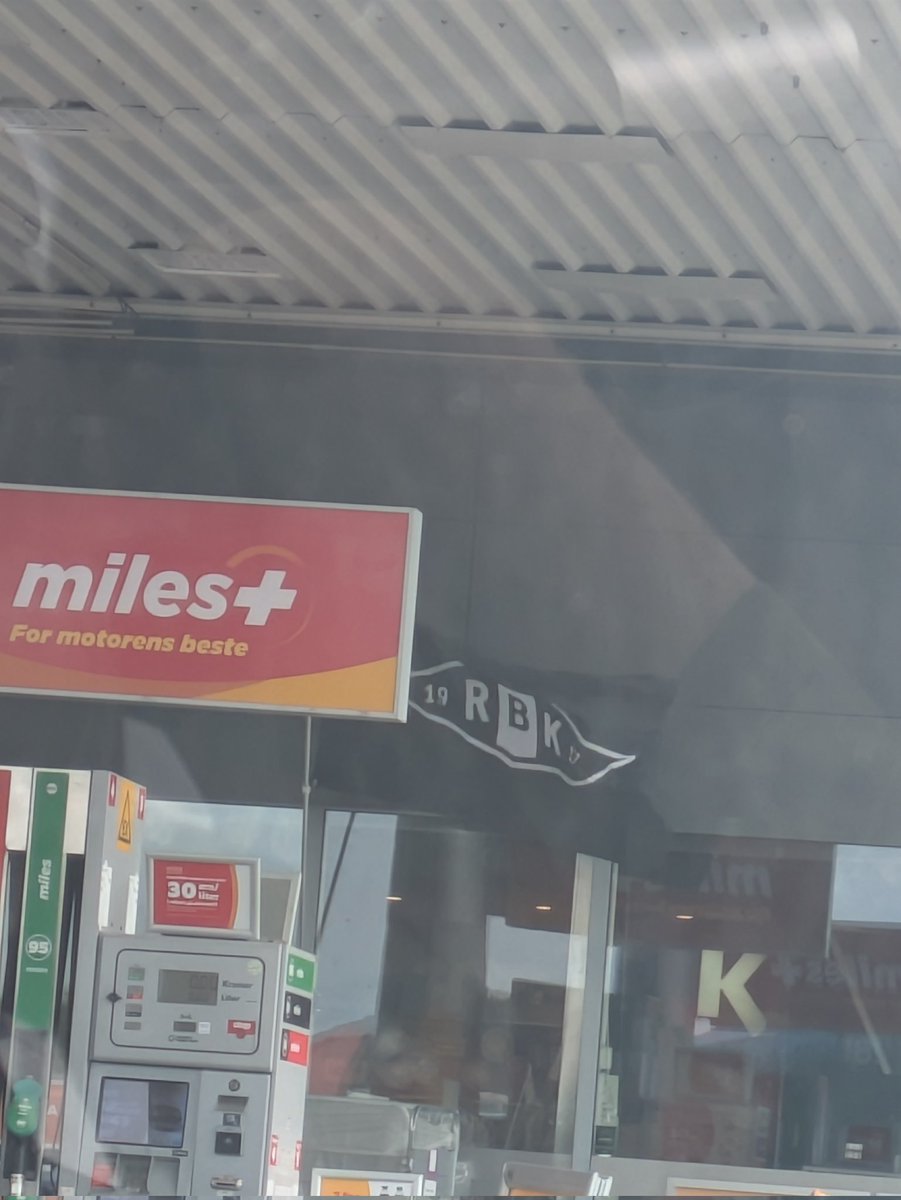 Hyllest! Statoil Rosten flagge på kampdag! 
<a href="/RBKfotball/">Rosenborg Ballklub</a>