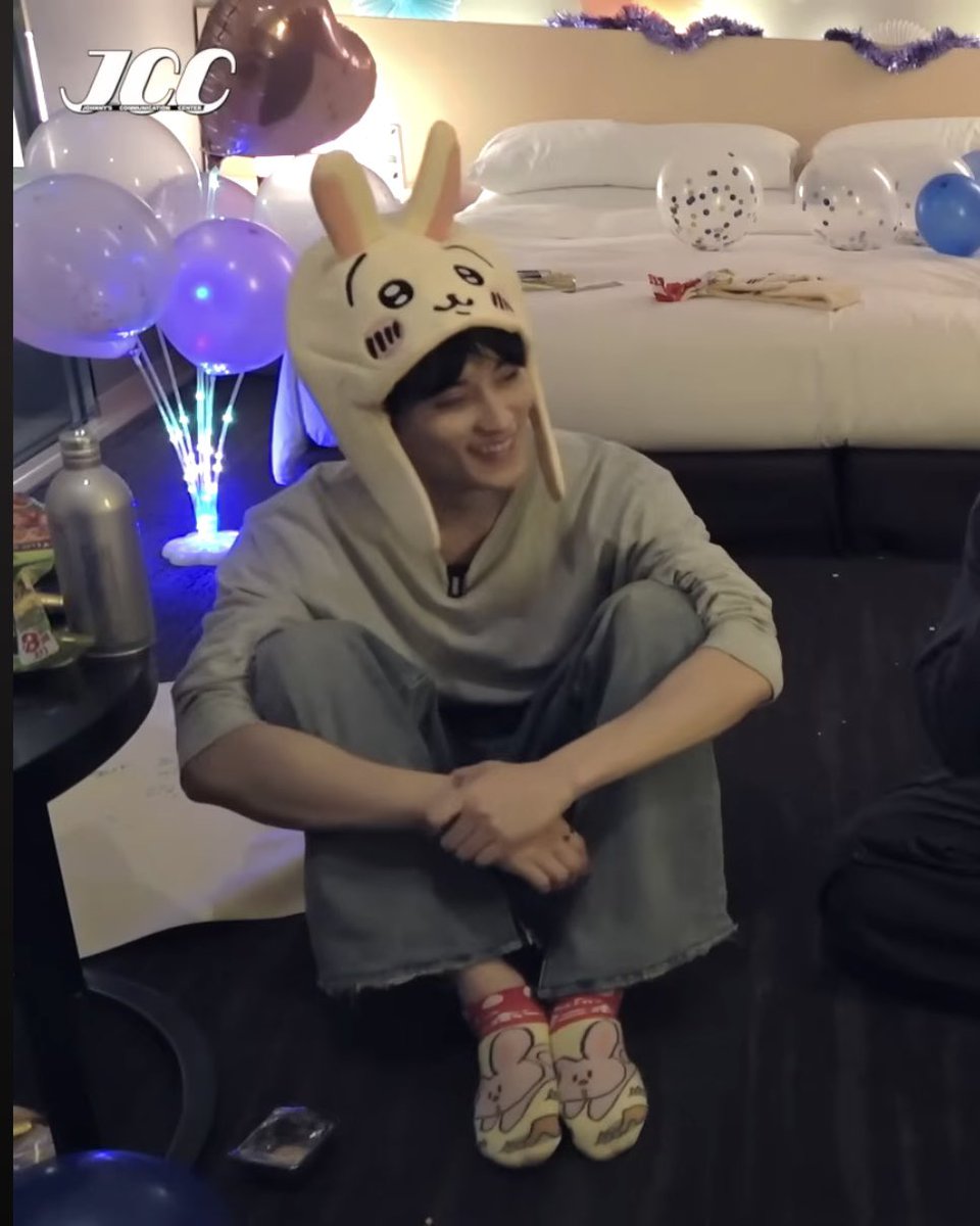 pw7702's tweet image. 마크 발 너무 깜찍이