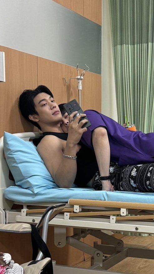 grtspl's tweet photo. some things never change 🥺🤏 https://t.co/aFGrDfemXm