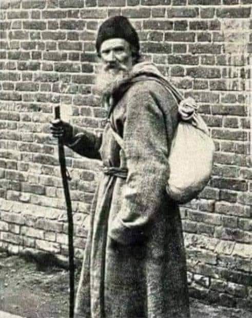 Hayat ne gideni geri getirir, ne de kaybettiğin zamanı geri çevirir. Ya yaşaman gerekenleri zamanında yaşayacaksın, ya da yaşamadım diye ağlamayacaksın. 
Tolstoy