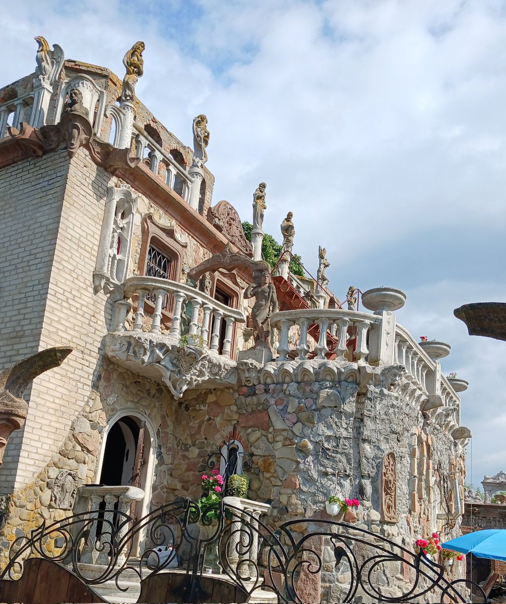 AkariSayaka01's tweet image. Hi there! Yesterday was Akari-chan's birthday and she went on a trip to Lutsk with family (a city in Ukraine). The city is very beautiful and we ate a lot of yummies as well! Thank you for all your support this year!🎉🎉