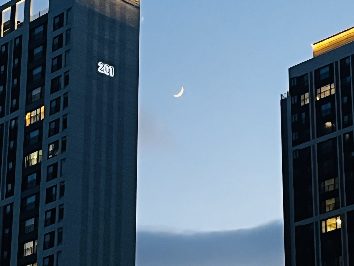 우리들의 새로운미래가 더욱더 커져
지금은 초승달이지만
그 꿈이 보름달처럼 차오르기를🙏