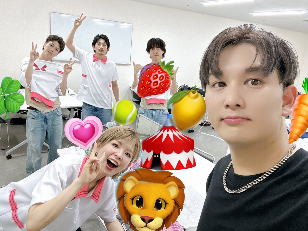 🎸バンド陣×ダンサー陣🕺withケンケン🐶♪

家族より一緒にいる家族写真🤳

みんな最高です❤️‍🔥らぶ!!!!🫶🏻

#となりの診療所