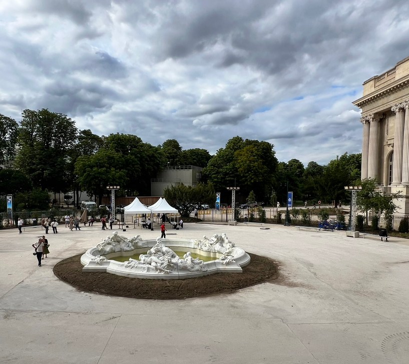L'office du tourisme de Paris continue de parler de « jardin typiquement "à la française", le square Jean Perrin invite au repos et à la détente avec son magnifique bassin central autour duquel bancs et arbustes s'offrent aux parisiens pour profiter des beaux jours.»