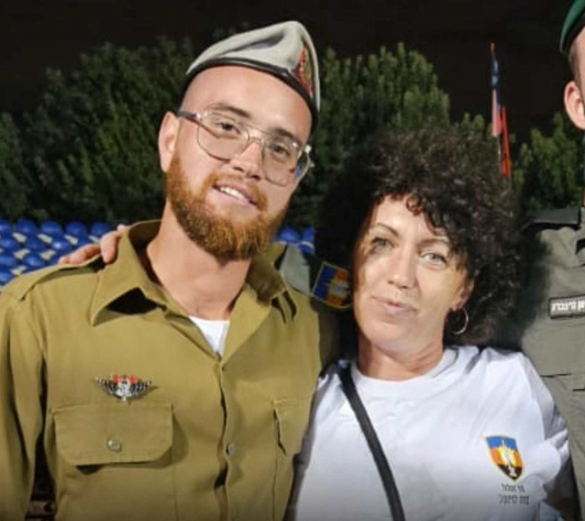 כואב הלב לראות אתמול, יממה בלבד לאחר שהובא למנוחות, בבית אימו של סמ"ר אלון דוידוב ז"ל מקריית ים, בן יחיד ונכד יחיד, שנפל באסון הפומ"ה בחאן יונס, מספר נוכחים שאפשר לספור על יד אחת.

יודע שבהרבה מקומות פורסם כי המשפחה ביקשה שלא להגיע לשבעה אך לא היו דברים מעולם ומדובר בפאדיחה של