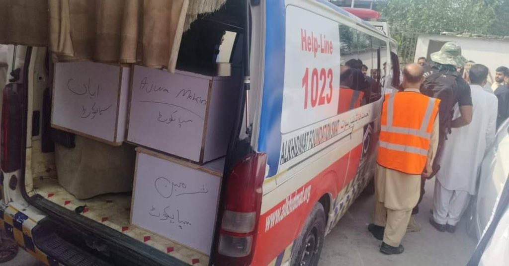 AlkhidmatOrg's tweet photo. الخدمت ٹیم نے سانحہ سوات میں جان بحق ہونے والے افراد کے لیے کفن کا اہتمام کر کے ایمبولینس کے ذریعے جسد خاکی کو ان کے آبائی شہروں میں منتقل کیا۔ 

الخدمت رضاکاروں نے گزشتہ روز موقع پر پہنچ کر ریسکیو آپریشن میں حصہ لیا، اور تاحال ہر ممکن امداد کو یقینی بنا رہے ہیں۔ مون سون کے دوران حفاظتی تدابیر کو لازمی اپنائیں۔اللہ تعالیٰ ہم سب کی حفاظت فرمائے۔آمین

#alkhidmatfoundation #rescueoperation #swat