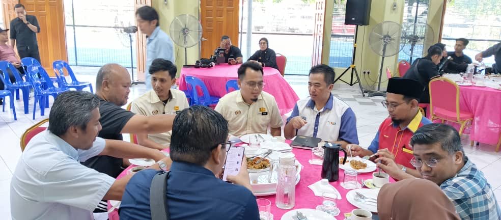 JKR Labuan (@jkrlabuan) on Twitter photo Perbincangan JKR WP Labuan bersama pihak berkepentingan berkaitan dengan cadangan pembinaan Surau Kg Patau-Patau Satu - Turut hadir YB. Datuk Seri Dr. Zaliha Binti Mustafa (Menteri Di JPM - Wilayah Persekutuan)
<a href="/RoslanisE/">Roslan bin Ismail</a>
<a href="/TKPKR_Infra/">TKPKR (Sektor Infra)</a>
<a href="/IPJKR_Official/">JKR Malaysia Rasmi</a> Perbincangan JKR WP Labuan bersama pihak berkepentingan berkaitan dengan cadangan pembinaan Surau Kg Patau-Patau Satu - Turut hadir YB. Datuk Seri Dr. Zaliha Binti Mustafa (Menteri Di JPM - Wilayah Persekutuan)
<a href="/RoslanisE/">Roslan bin Ismail</a>
<a href="/TKPKR_Infra/">TKPKR (Sektor Infra)</a>
<a href="/IPJKR_Official/">JKR Malaysia Rasmi</a>