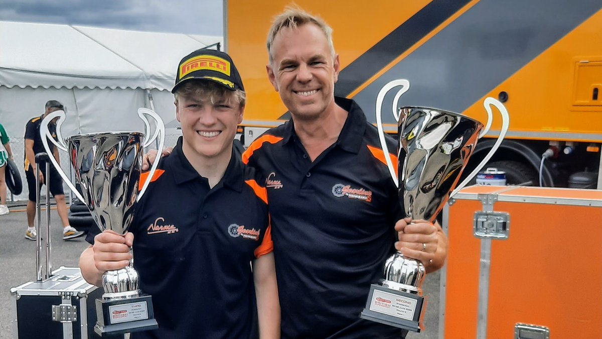 Following a dream this season 🧡
I've been working behind the scenes with Gearlink by Performance15 in British Supersport.
From a written-off 750 to podiums and a livery with meaning — here’s the story: facebook.com/harry.clarke.1…

#BSB #Performance15 #rhysirwin #havingago